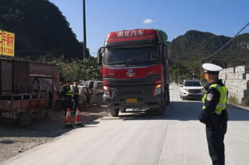 圖為超載車輛過(guò)地磅稱重現(xiàn)場(chǎng)